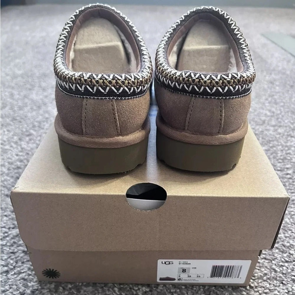 New in Box. Ugg Tasman slippers. Chestnut size 8 - Picture 7 of 8